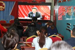 瓜州县柳园镇集中观看大型反腐纪录片《永远在路上》